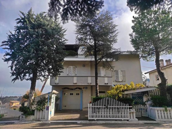 casa indipendente in vendita a Cingoli