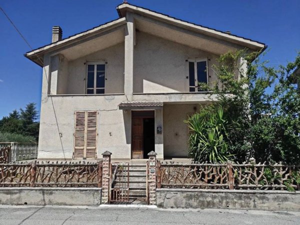 casa indipendente in vendita a Cingoli in zona Strada