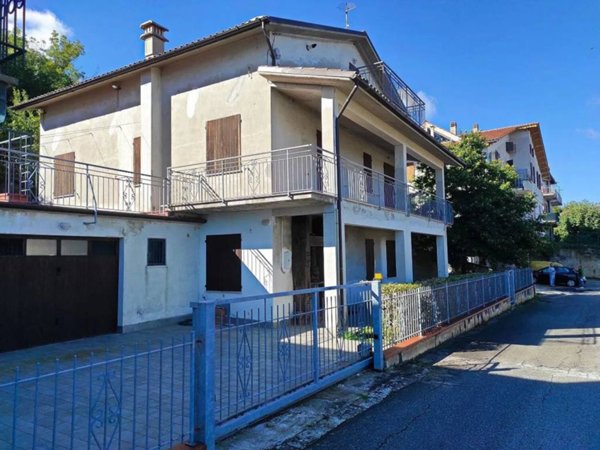 casa indipendente in vendita a Cingoli