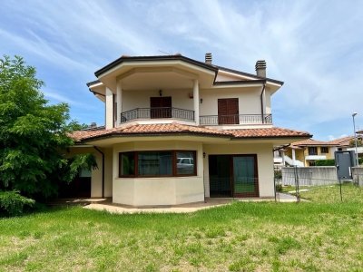casa indipendente in vendita a Cingoli