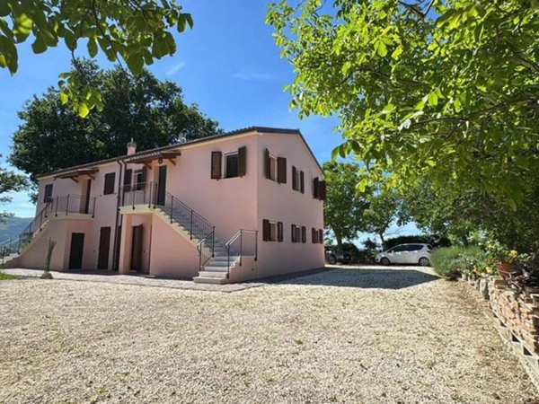 casa indipendente in vendita a Cingoli