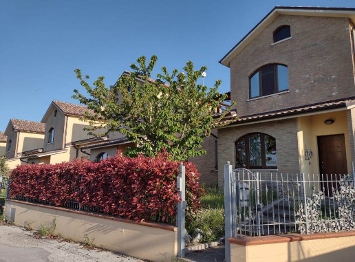 casa indipendente in vendita a Cingoli