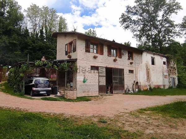casa indipendente in vendita a Cingoli