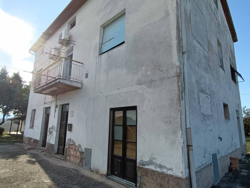 casa indipendente in vendita a Cingoli