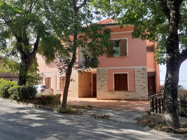 casa indipendente in vendita a Cingoli