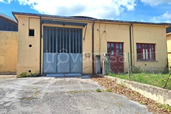 locale commerciale in vendita a Cingoli in zona Troviggiano