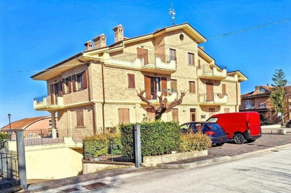 negozio in vendita a Cingoli in zona Troviggiano