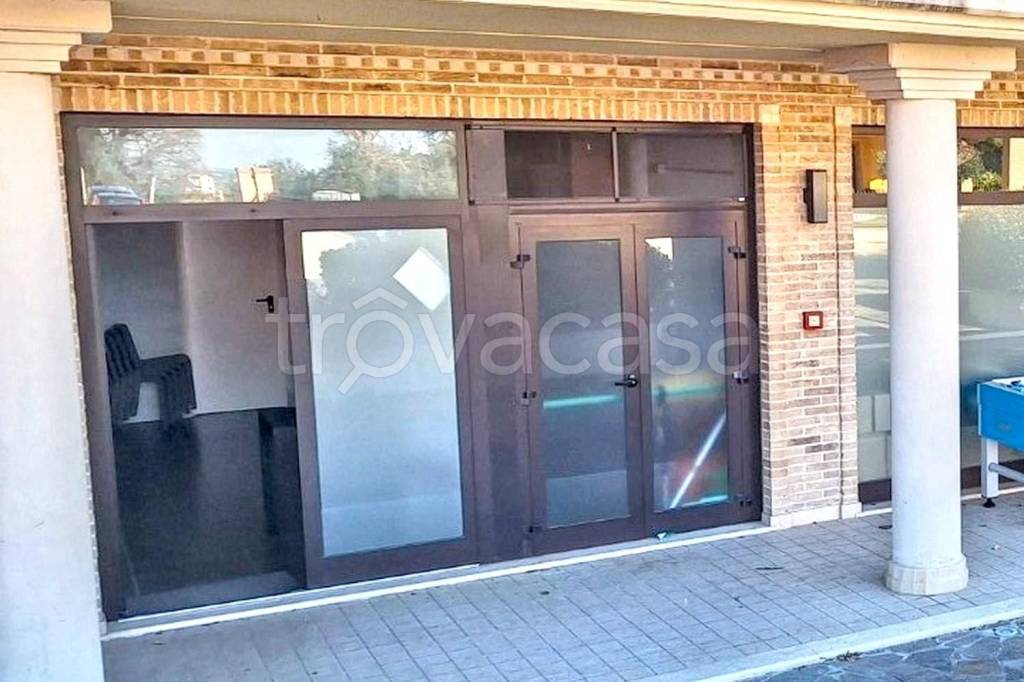 negozio in vendita a Cingoli in zona Troviggiano