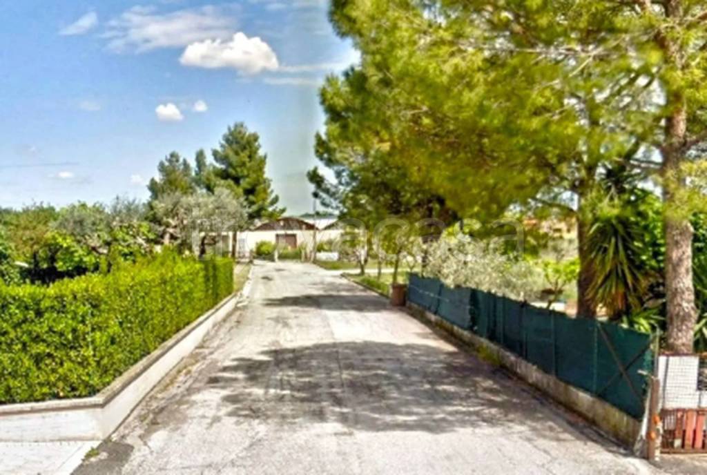 locale commerciale in vendita a Cingoli in zona Troviggiano