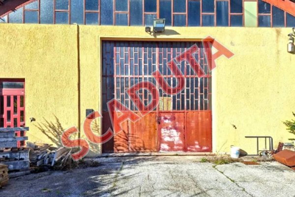 locale commerciale in vendita a Cingoli in zona Troviggiano