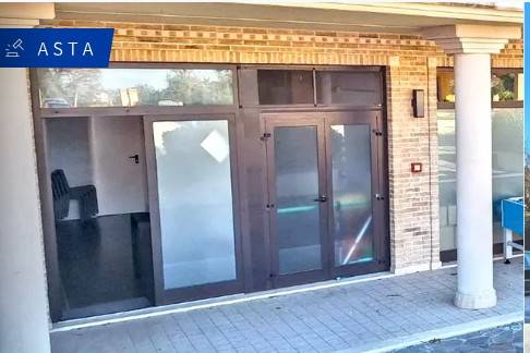 negozio in vendita a Cingoli in zona Troviggiano