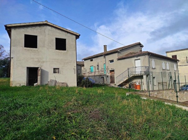 casa indipendente in vendita a Cingoli in zona Pozzo
