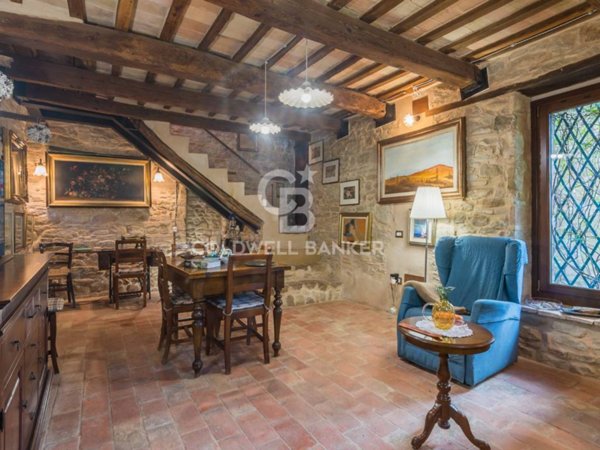 casa indipendente in vendita a Cingoli in zona Troviggiano