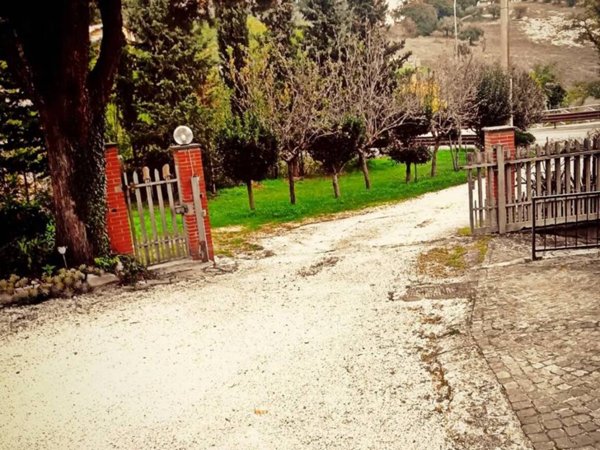 casa indipendente in vendita a Cingoli