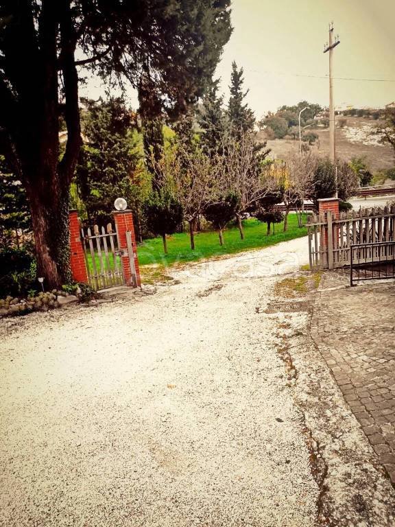 casa indipendente in vendita a Cingoli in zona Troviggiano
