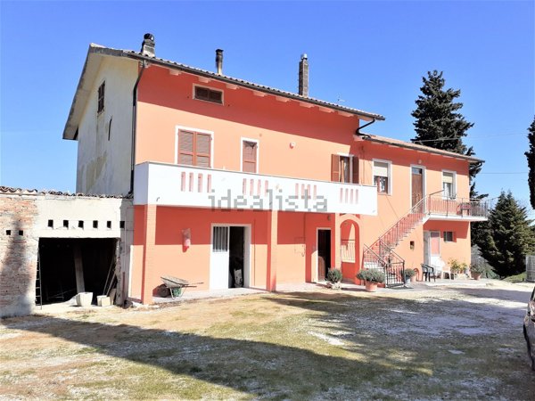 casa indipendente in vendita a Cingoli