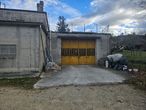 locale di sgombero in vendita a Cingoli