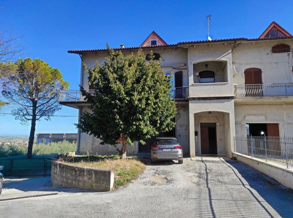 casa indipendente in vendita a Cingoli in zona Strada
