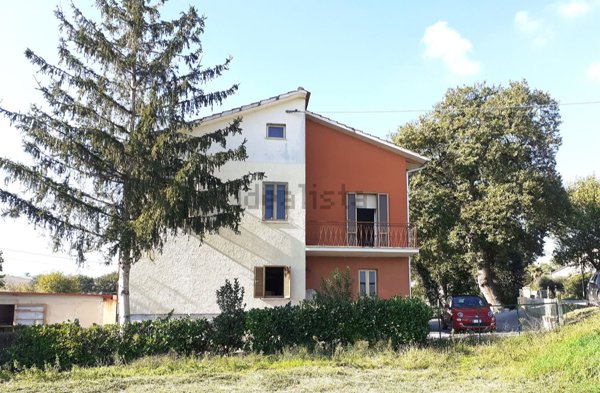 casa indipendente in vendita a Cingoli