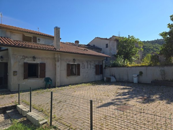 casa indipendente in vendita a Cingoli