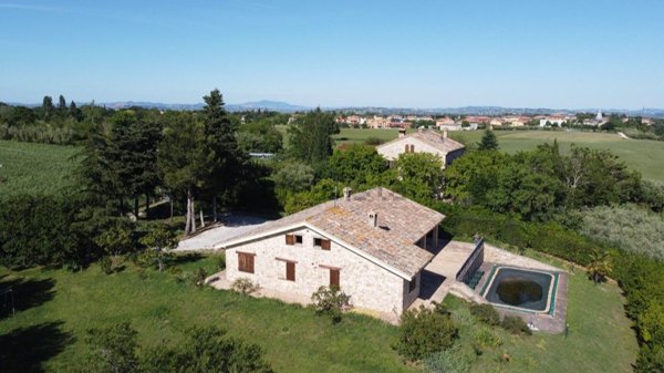 casa indipendente in vendita a Cingoli in zona Strada