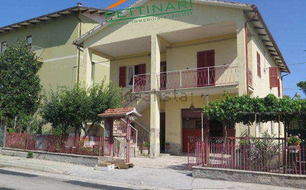 casa indipendente in vendita a Cingoli in zona Troviggiano
