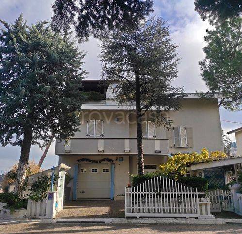 casa indipendente in vendita a Cingoli
