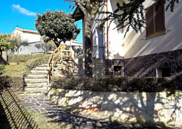 casa indipendente in vendita a Cingoli in zona Strada