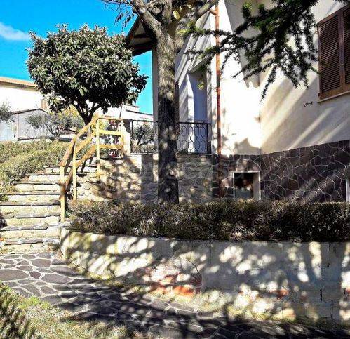 casa indipendente in vendita a Cingoli in zona Strada