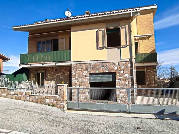 casa indipendente in vendita a Cingoli in zona Strada