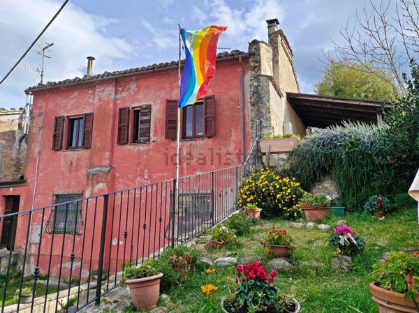 casa indipendente in vendita a Cingoli in zona Strada