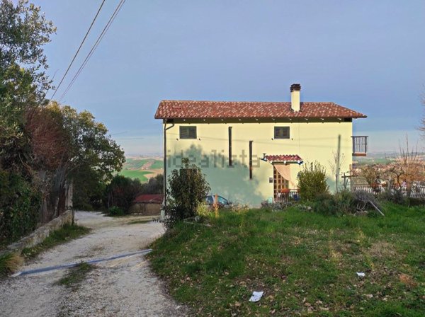 casa indipendente in vendita a Cingoli in zona Carciole
