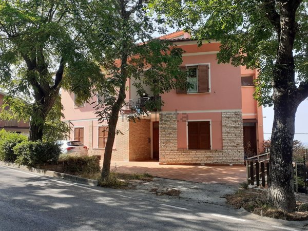 casa indipendente in vendita a Cingoli
