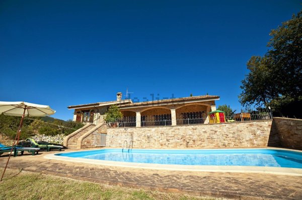 casa indipendente in vendita a Cingoli in zona Strada