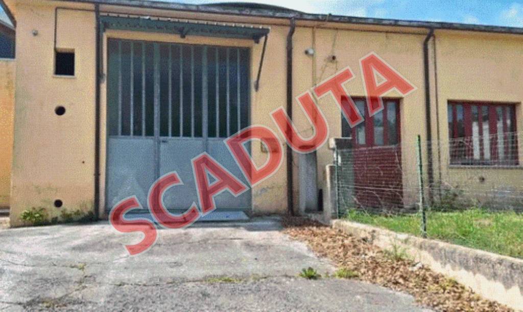 locale commerciale in vendita a Cingoli in zona Troviggiano