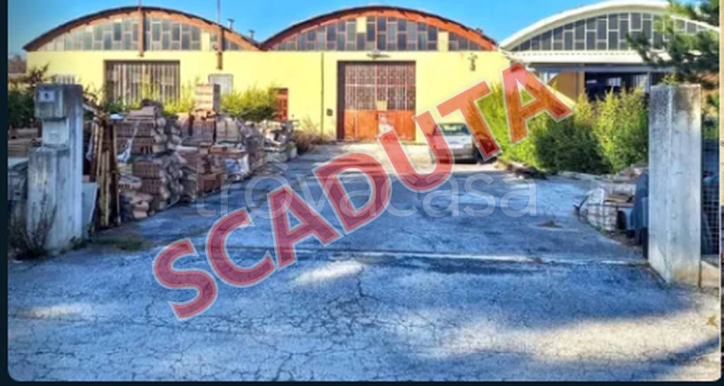 locale commerciale in vendita a Cingoli in zona Troviggiano