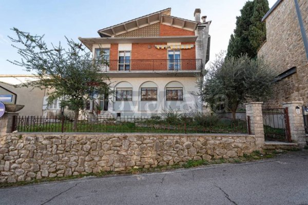 casa indipendente in vendita a Cingoli in zona Strada