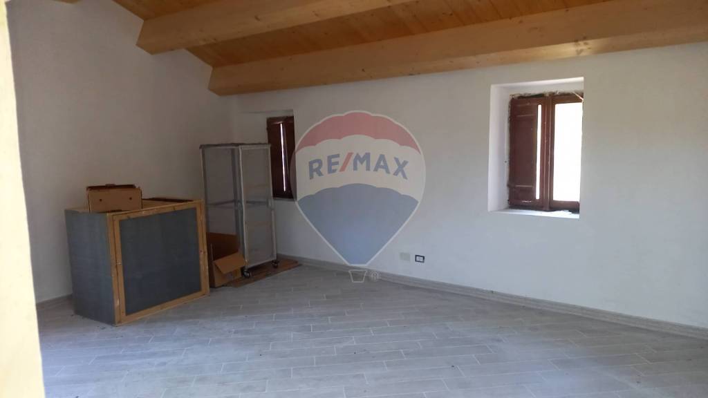 casa indipendente in vendita a Cingoli in zona Strada