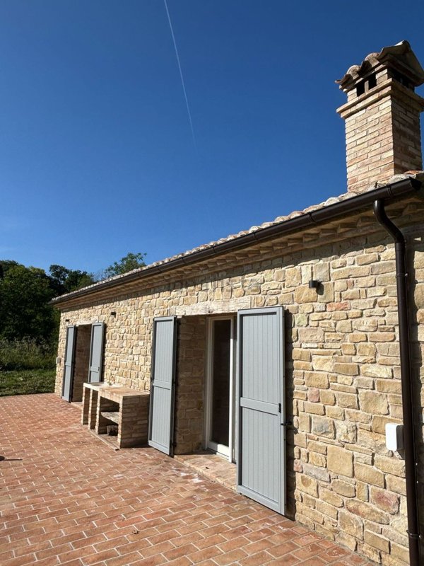 casa indipendente in vendita a Cingoli