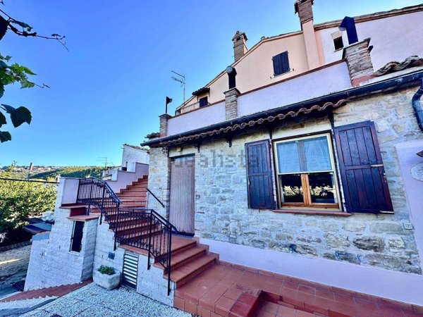 casa indipendente in vendita a Cingoli in zona Pozzo