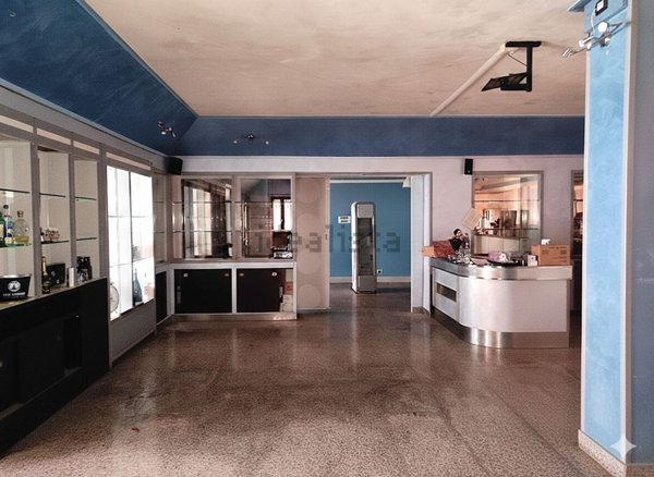 locale commerciale in vendita a Cingoli in zona Strada