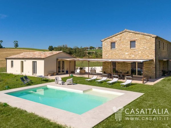 casa indipendente in vendita a Cingoli in zona Troviggiano