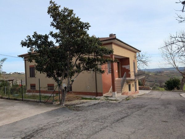 casa indipendente in vendita a Cingoli