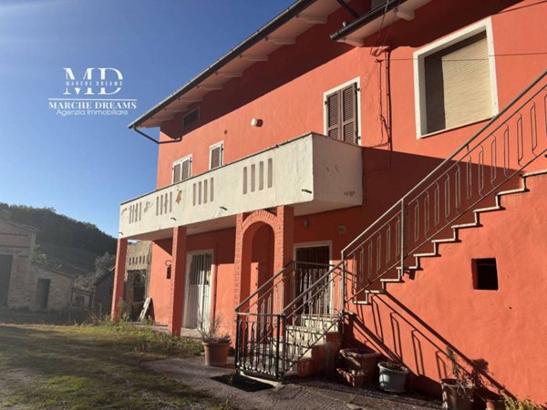 casa indipendente in vendita a Cingoli