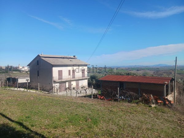 casa indipendente in vendita a Cingoli