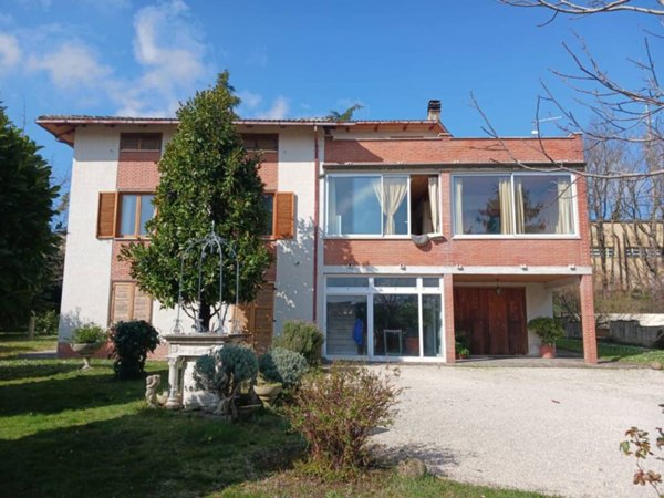 casa indipendente in vendita a Cingoli