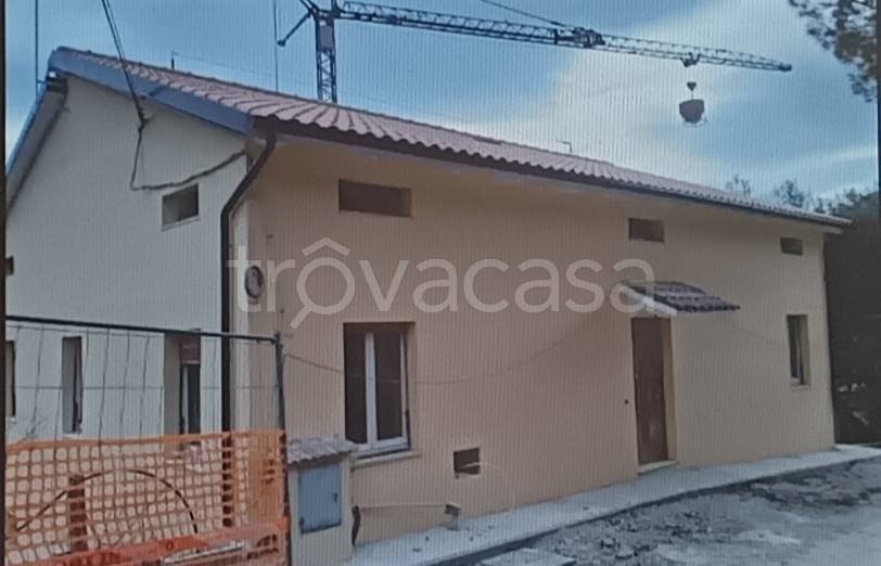 casa indipendente in vendita a Cingoli in zona Strada