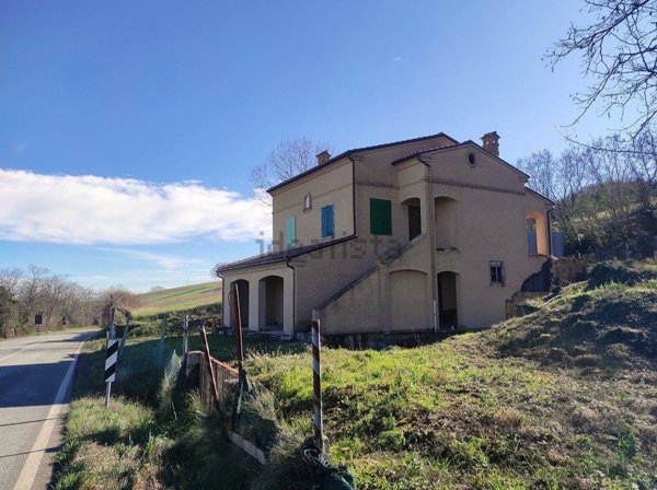casa indipendente in vendita a Cingoli in zona Pozzo