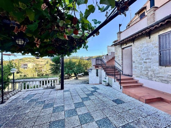 casa indipendente in vendita a Cingoli in zona Pozzo