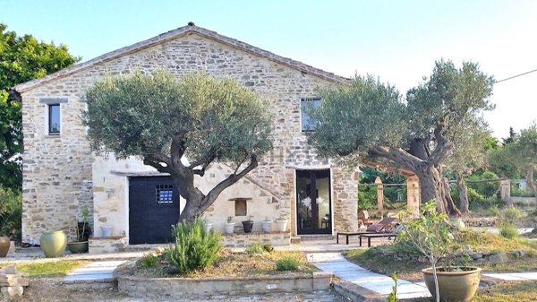 casa indipendente in vendita a Cingoli